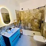 Lodge By The & Jacuzzi *