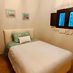 By The & Jacuzzi אכסניה