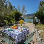 By The & Jacuzzi Lodge *