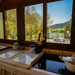 By The & Jacuzzi Lodge