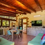 By The & Jacuzzi Lodge *