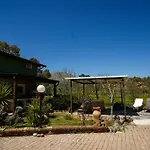 By The & Jacuzzi Lodge *