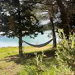 By The & Jacuzzi Lodge
