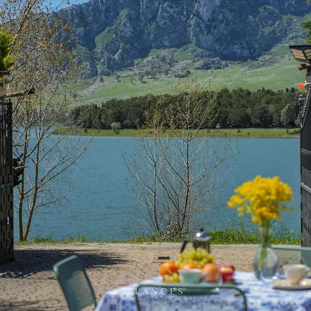 By The & Jacuzzi Lodge *
