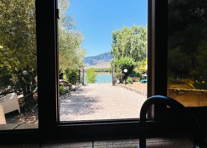 Hytte By The & Jacuzzi