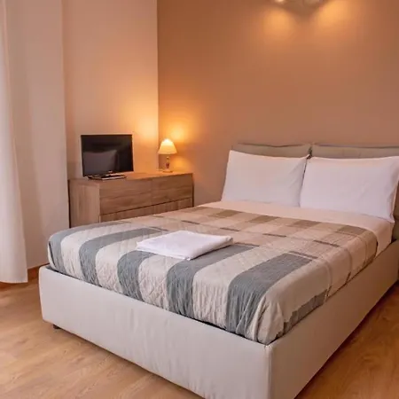 By The & Jacuzzi Lodge