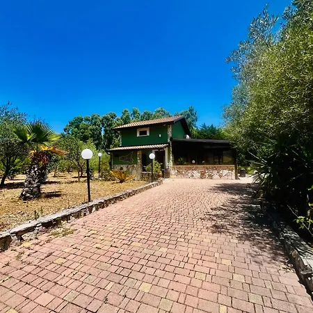 Lodge By The & Jacuzzi *