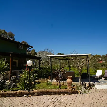 By The & Jacuzzi Lodge *