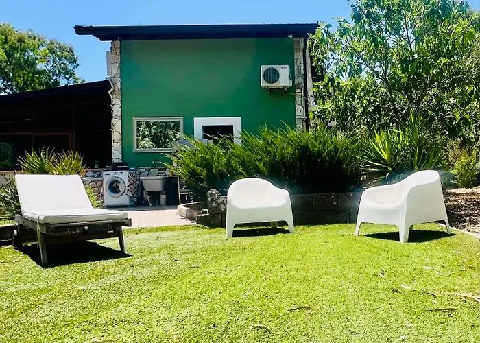 Lodge By The & Jacuzzi *