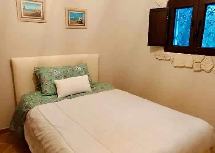 By The & Jacuzzi Lodge